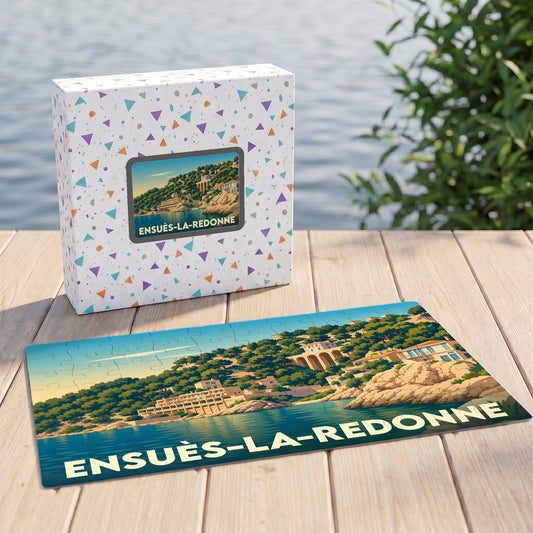 Puzzle souvenir de la ville d'Ensuès-la-Redonne avec une illustration stylisée d'un paysage côtier ensoleillé.