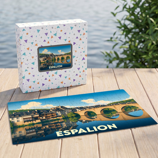Puzzle souvenir de la ville d'Espalion avec une illustration stylisée représentant son célèbre pont et ses maisons médiévales.