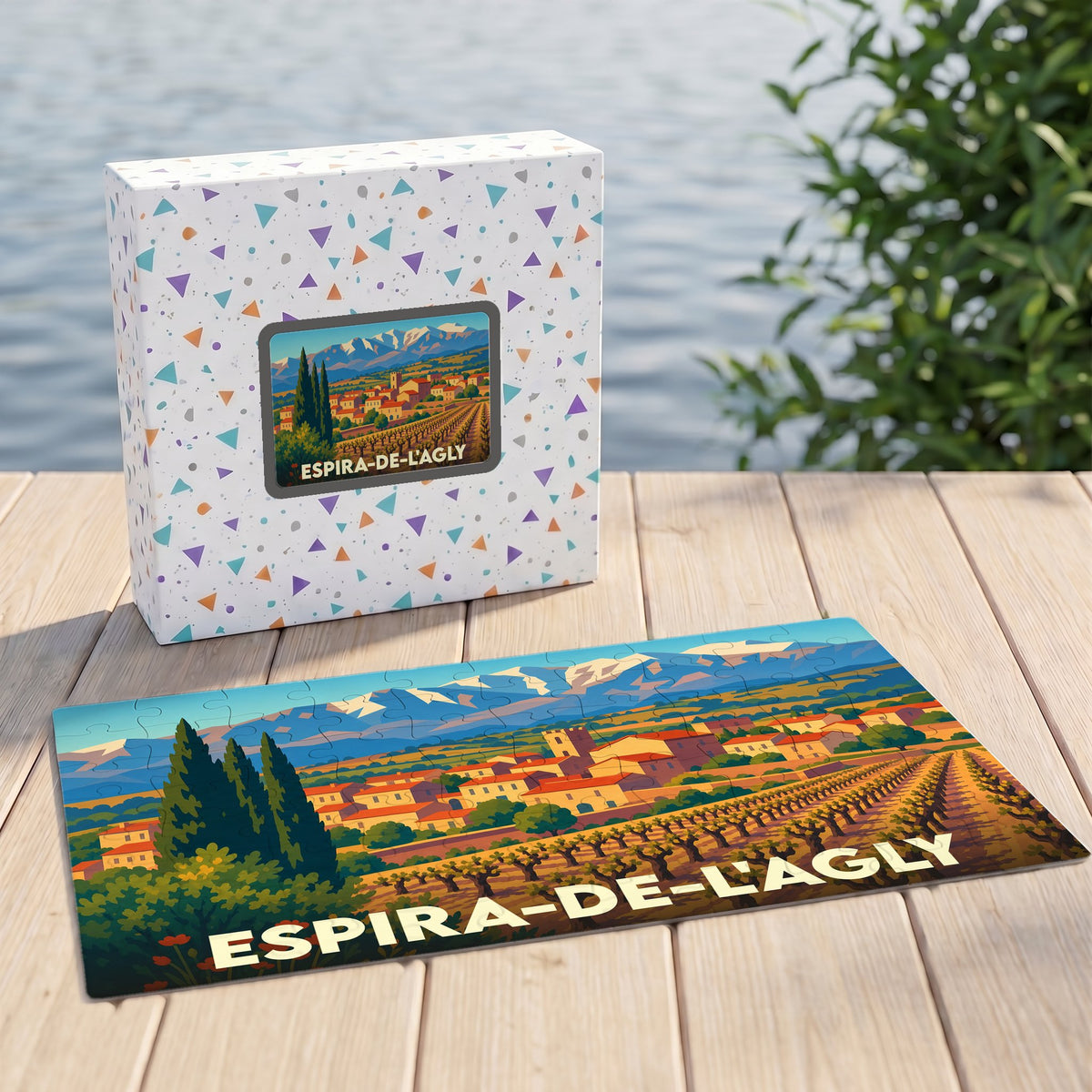 Puzzle souvenir de la ville d'Espira-de-l'Agly avec une illustration stylisée d'un paysage de vignobles et de montagnes.