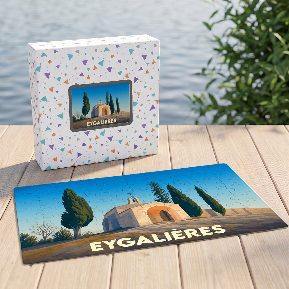 Puzzle souvenir de la ville d'Eygalières avec une illustration stylisée de sa chapelle et de ses cyprès.