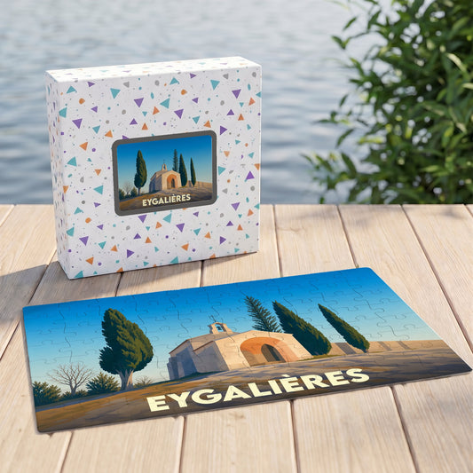 Puzzle souvenir de la ville d'Eygalières avec une illustration stylisée de sa chapelle et de ses cyprès.