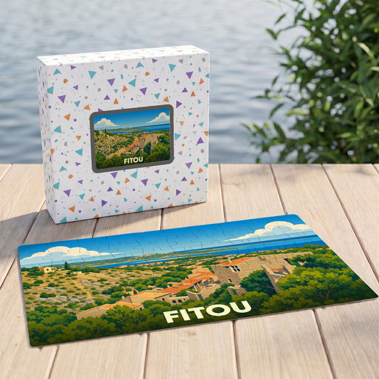 Puzzle souvenir de la ville de Fitou avec une illustration stylisée d'un paysage méditerranéen.