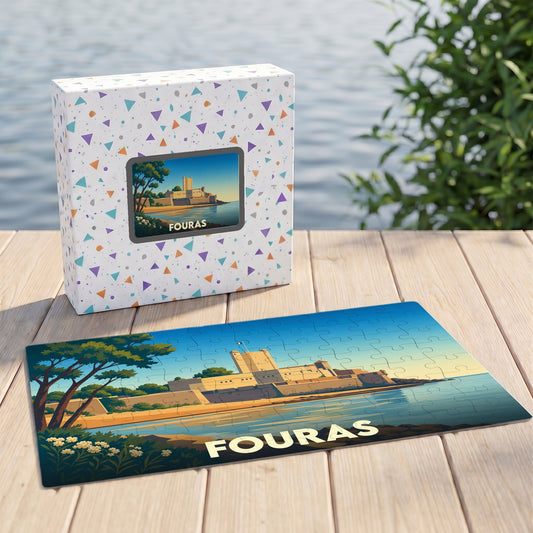 Puzzle souvenir de la ville de Fouras avec son illustration stylisée de bord de mer et sa boîte assortie.
