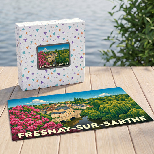 Puzzle souvenir de la ville de Fresnay-sur-Sarthe avec une illustration colorée et stylisée de son paysage.