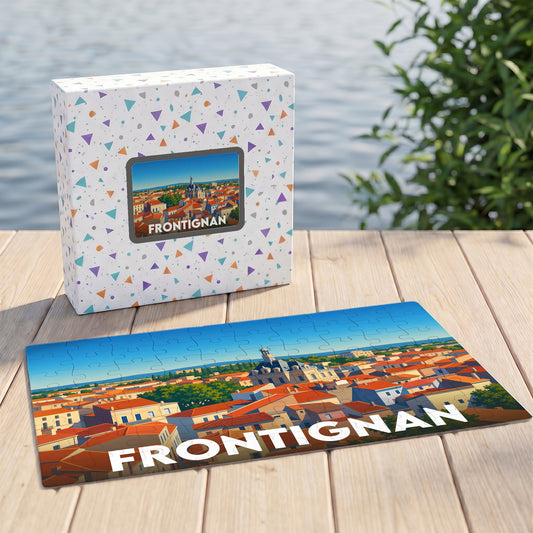 Puzzle souvenir de la ville de Frontignan présentant une illustration panoramique stylisée de ses toits rouges.