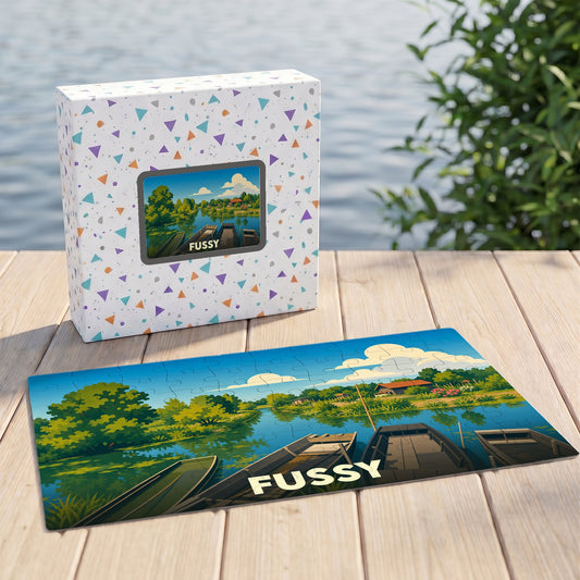 Puzzle souvenir de la ville de Fussy avec une illustration stylisée de barques sur une rivière.