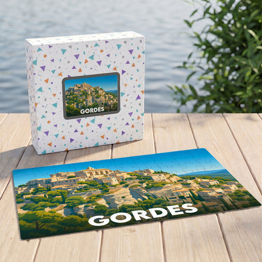 Puzzle souvenir de la ville de Gordes avec une illustration stylisée d'un village perché.