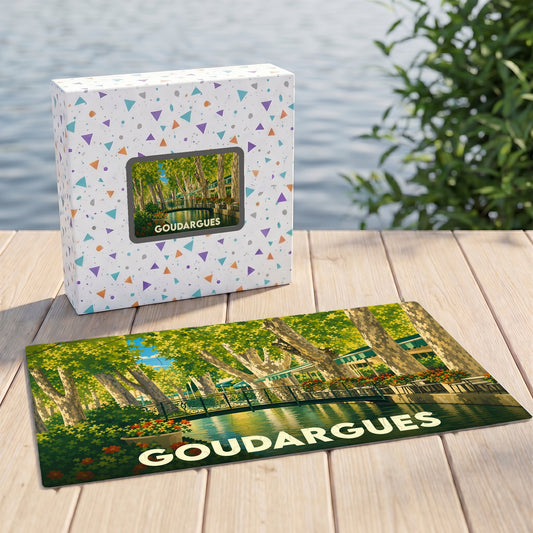 Puzzle souvenir de la ville de Goudargues avec une illustration stylisée d'un canal ombragé.
