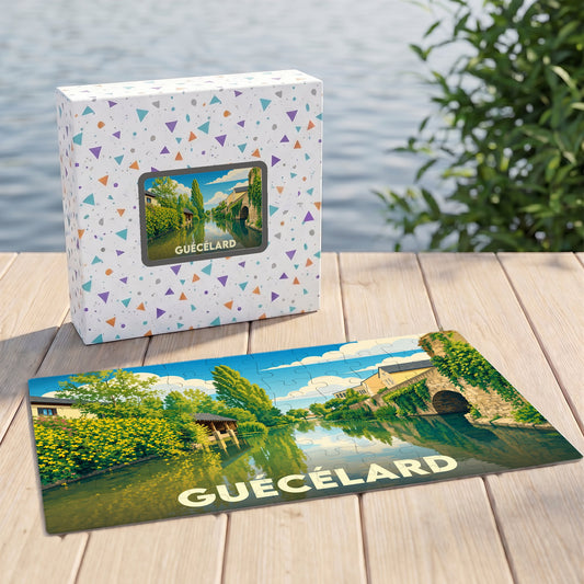 Puzzle souvenir de la ville de Guécélard avec une illustration stylisée d'un paysage fluvial.
