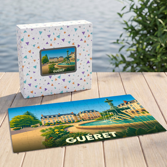 Puzzle souvenir de la ville de Guéret représentant une place ensoleillée avec sa fontaine dans un style illustré.