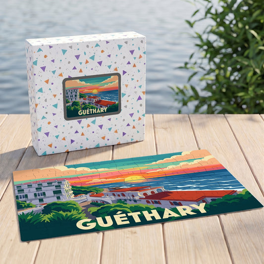 Puzzle souvenir de la ville de Guéthary avec une illustration colorée de son littoral au coucher du soleil.