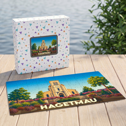 Puzzle souvenir de la ville de Hagetmau avec une illustration stylisée d'une église et son jardin fleuri.