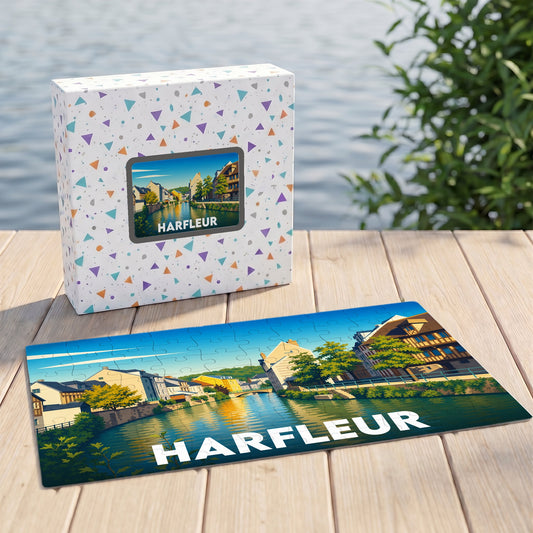Puzzle souvenir de la ville de Harfleur avec une illustration stylisée d'un canal bordé de maisons à colombages.