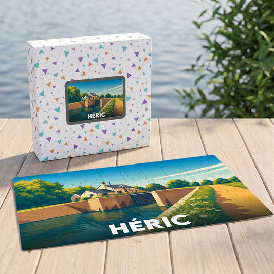 Puzzle souvenir de la ville d'Héric représentant une illustration stylisée d'une écluse au bord de l'eau.
