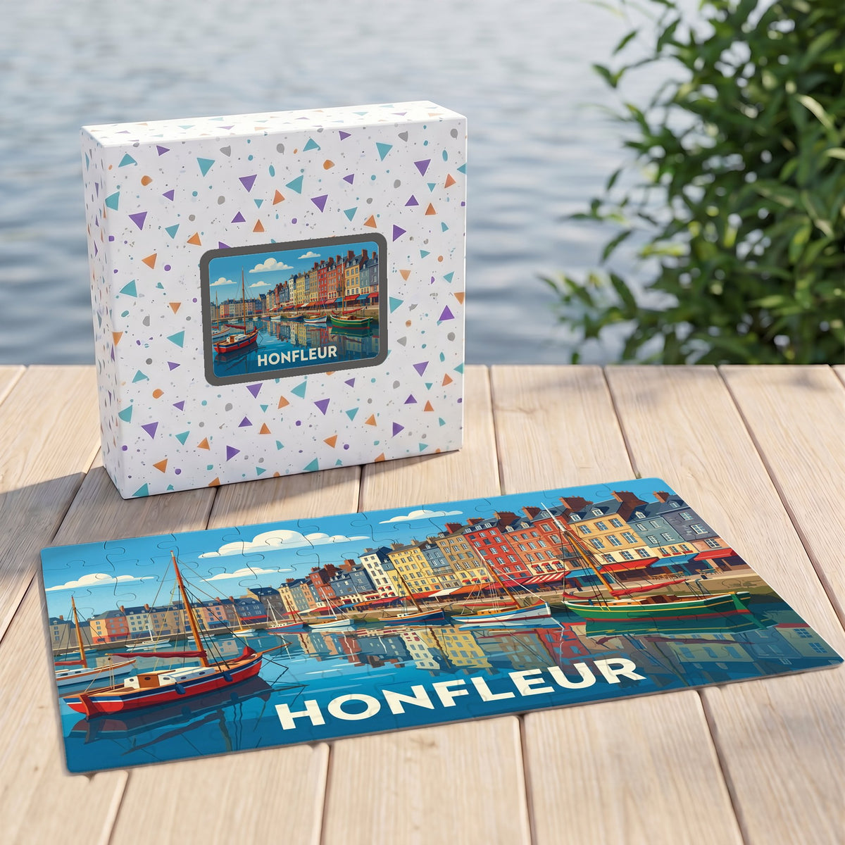 Puzzle souvenir de la ville de Honfleur avec une illustration stylisée de son port coloré.