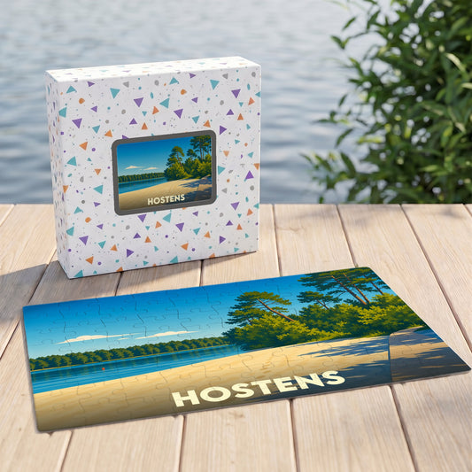 Puzzle souvenir de la ville de Hostens représentant une plage bordée de pins sous forme d'illustration stylisée.