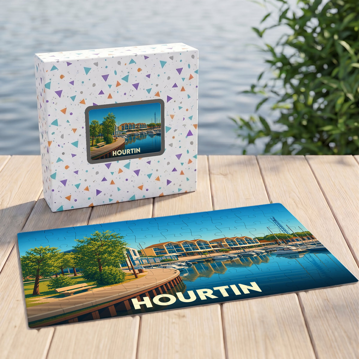 Puzzle souvenir de la ville de Hourtin avec une illustration stylisée de son port.