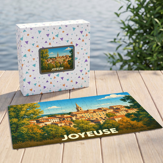 Puzzle souvenir de la ville de Joyeuse avec une illustration stylisée d'un village provençal.