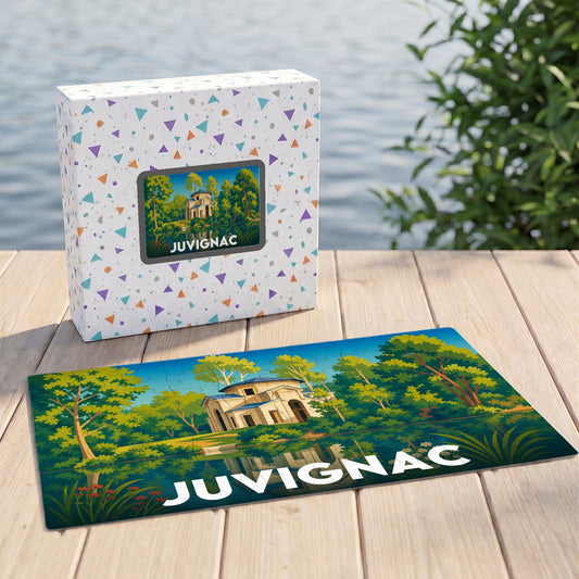 Puzzle souvenir de la ville de Juvignac avec une illustration stylisée d'un bâtiment au bord de l'eau.