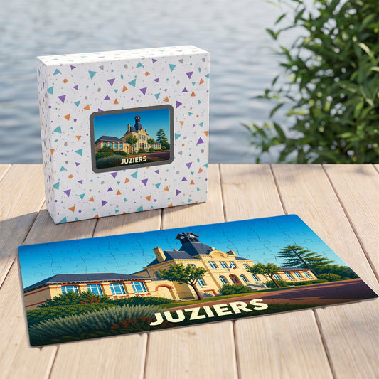 Puzzle souvenir de la ville de Juziers présenté avec sa boîte illustrée sur un ponton en bois.