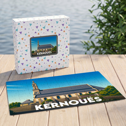 Puzzle souvenir de la ville de Kernouës présentant une illustration stylisée de son église sur sa boîte et ses pièces assemblées.