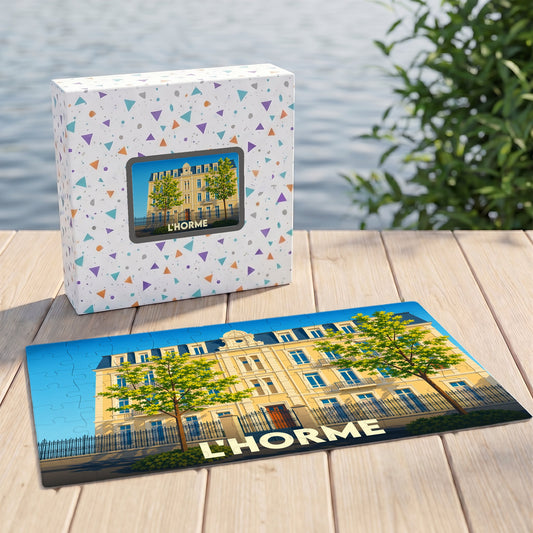 Puzzle souvenir de la ville de L'Horme avec une illustration stylisée d'un bâtiment historique.