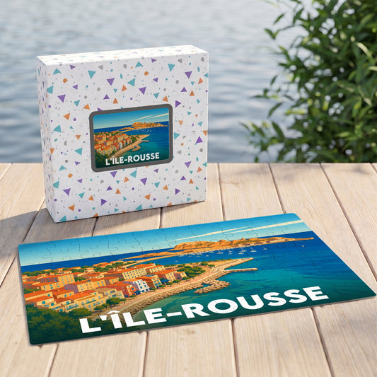 Puzzle souvenir de la ville de L'Île-Rousse avec une illustration stylisée d'un paysage côtier.
