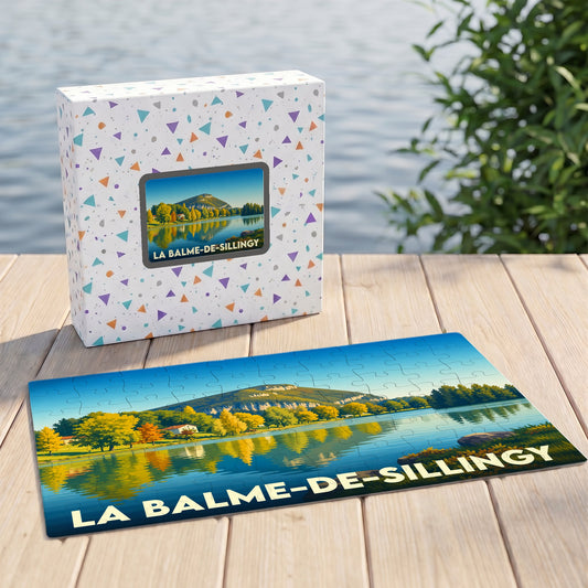 Puzzle souvenir de la ville de La Balme-de-Sillingy avec une illustration stylisée d'un paysage de lac et de montagnes.