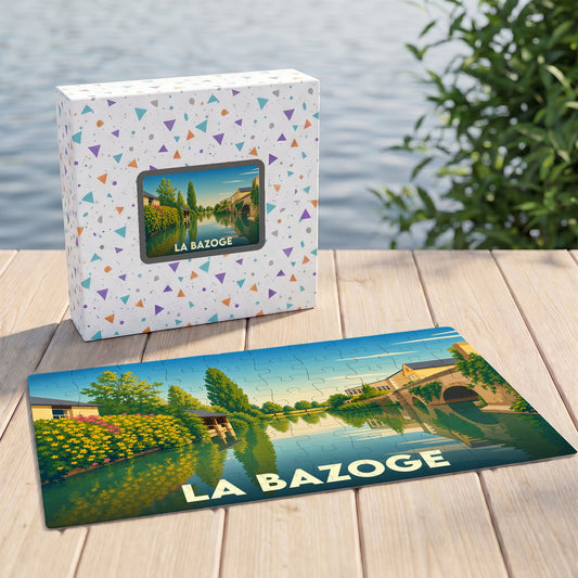 Puzzle souvenir de la ville de La Bazoge avec une illustration colorée et stylisée d'un paysage fluvial.