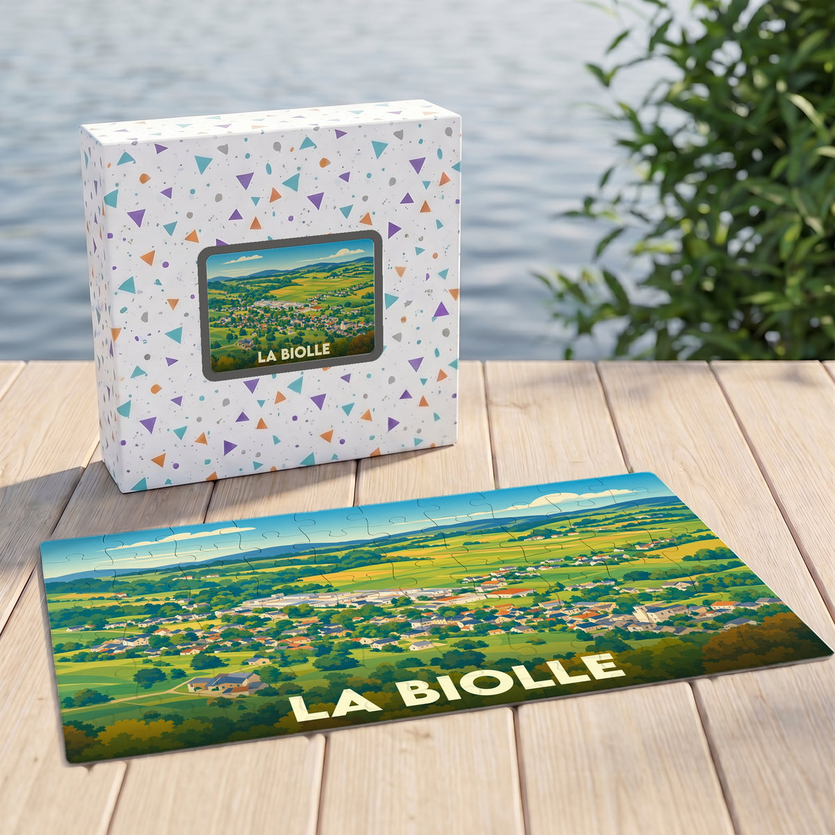 Puzzle souvenir de la ville de La Biolle avec une illustration stylisée d'un paysage verdoyant.