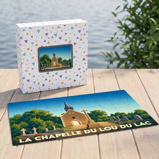 Puzzle souvenir de la commune de La Chapelle-du-Lou-du-Lac illustrant sa chapelle dans un style graphique.