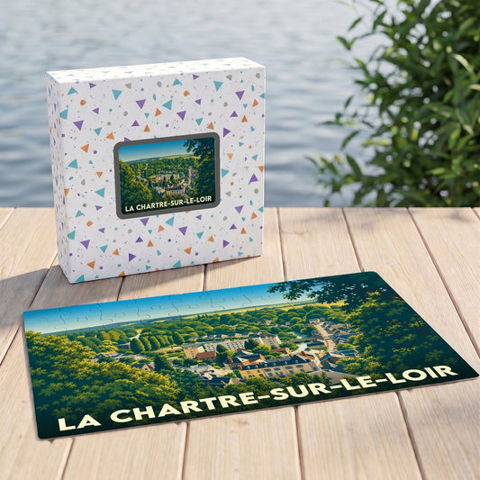 Puzzle souvenir de la ville de La Chartre-sur-le-Loir avec une illustration paysagère stylisée.