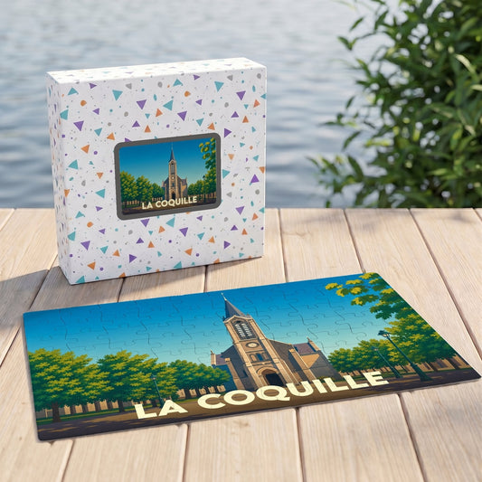 Puzzle souvenir de la ville de La Coquille avec une illustration stylisée de son église et de ses arbres.