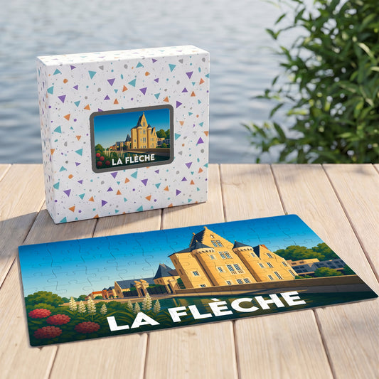 Puzzle souvenir de la ville de La Flèche illustrant son patrimoine architectural au bord de l'eau.