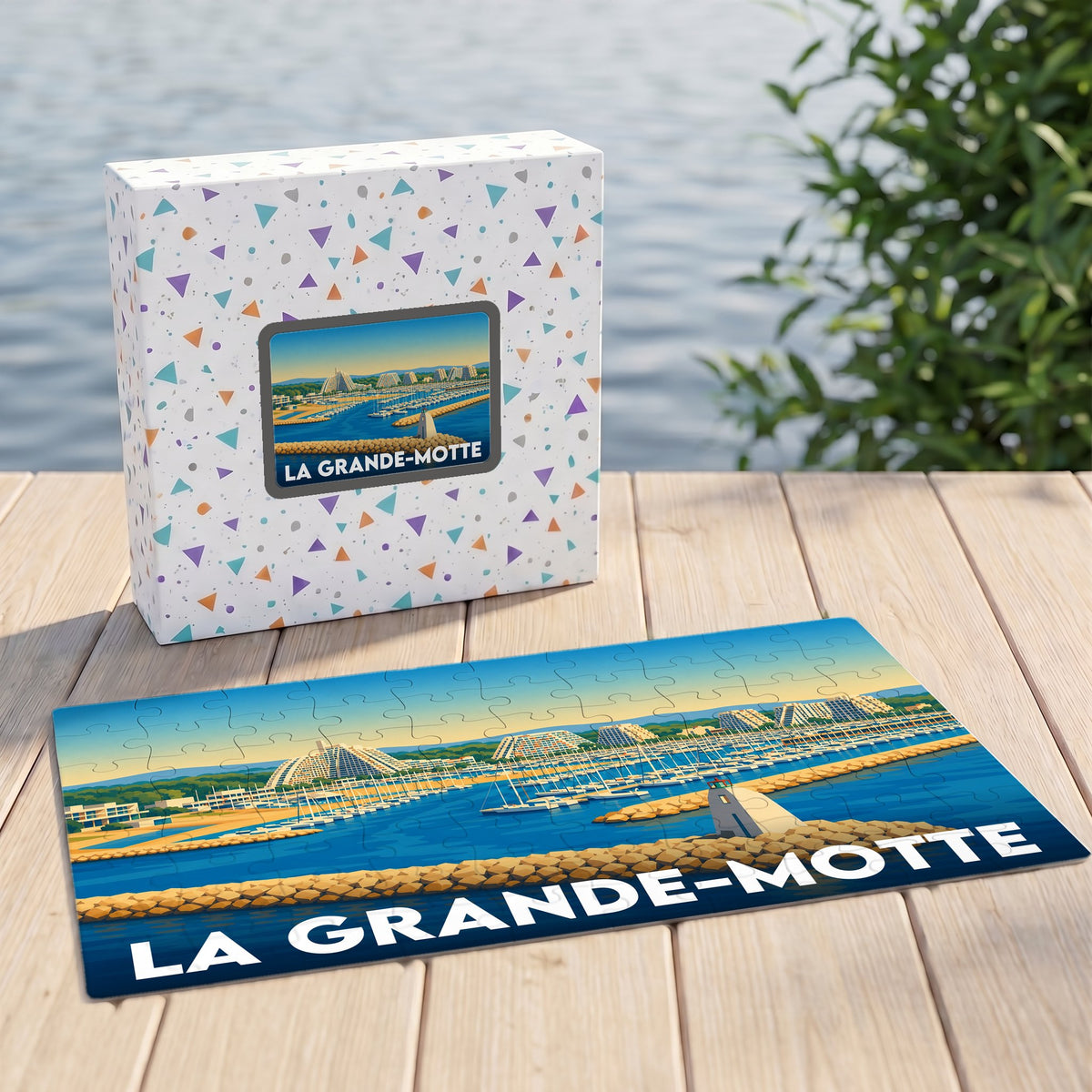 Puzzle souvenir de la ville de La Grande-Motte avec une illustration stylisée de son port et de ses bâtiments emblématiques.