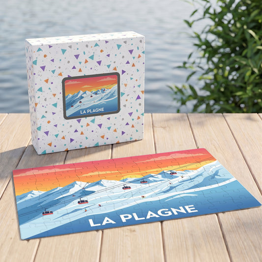 Puzzle souvenir de la station de La Plagne présentant une illustration stylisée de montagnes enneigées et de téléphériques au coucher du soleil.