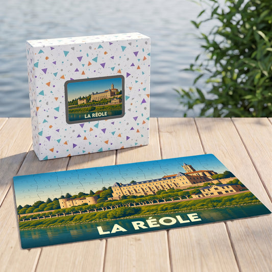 Puzzle souvenir de la ville de La Réole avec une illustration stylisée d'un bâtiment historique au bord de l'eau.