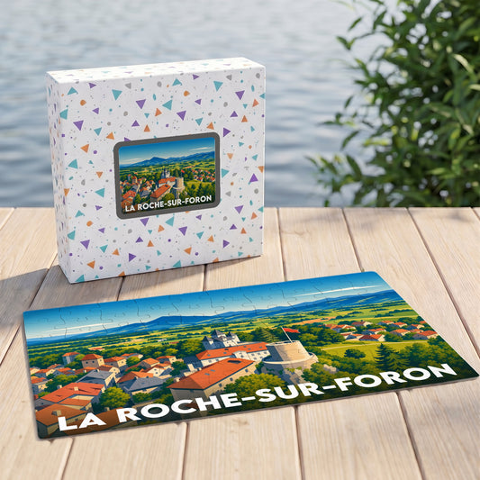 Puzzle souvenir de la ville de La Roche-sur-Foron présentant une illustration colorée du paysage urbain et de ses montagnes.
