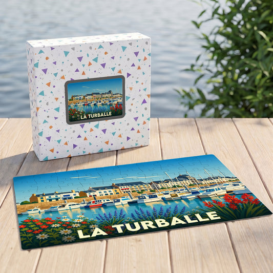 Puzzle souvenir de la ville de La Turballe avec une illustration stylisée d'un port de plaisance.