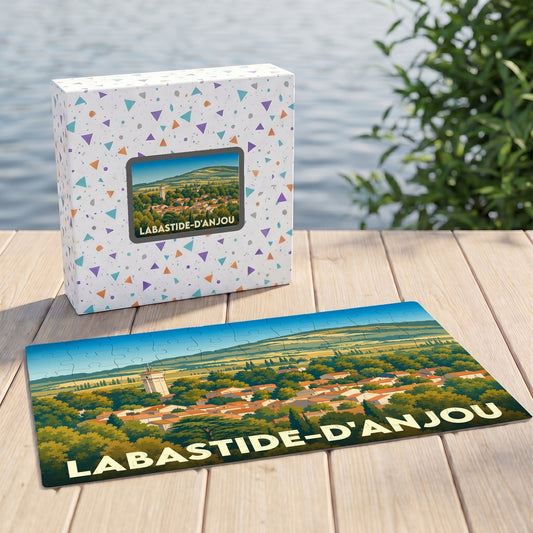 Puzzle souvenir de la ville de Labastide-d'Anjou avec une illustration panoramique stylisée.