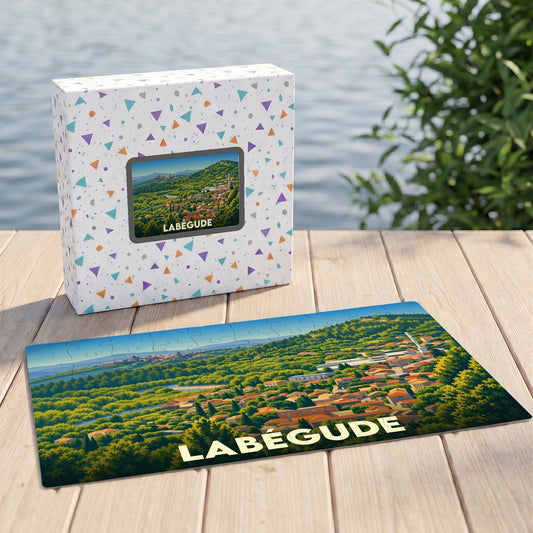 Puzzle souvenir de la ville de Labégude avec une illustration stylisée et colorée du paysage.
