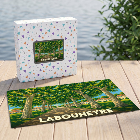Puzzle souvenir de la ville de Labouheyre avec une illustration stylisée d'une allée d'arbres.