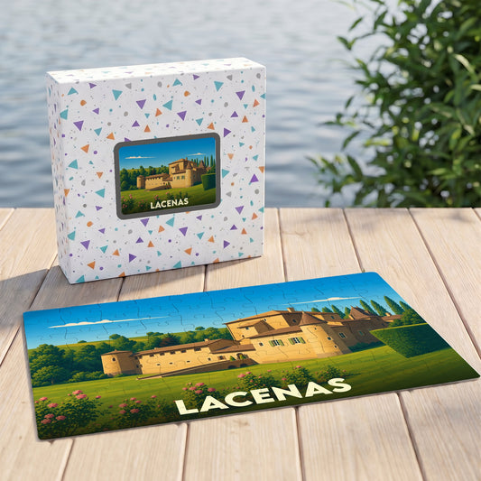 Puzzle souvenir de la ville de Lacenas avec une illustration stylisée d'un château sur fond de paysage vallonné.