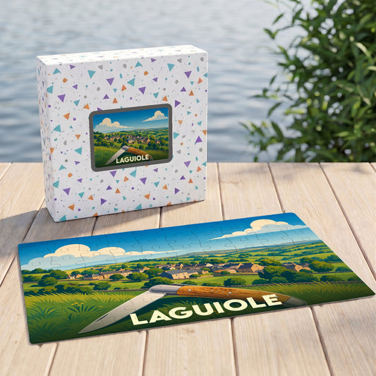 Puzzle souvenir de la ville de Laguiole illustré d'un couteau traditionnel devant un paysage de campagne.