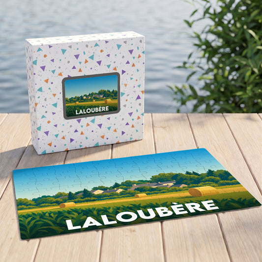 Puzzle souvenir de la ville de Laloubère avec une illustration stylisée de champs de foin.