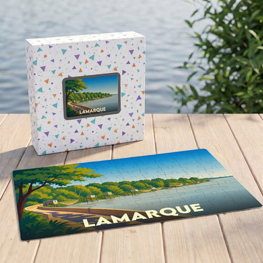Puzzle souvenir de la ville de Lamarque avec une illustration stylisée de son front de mer et de ses pêcheries.