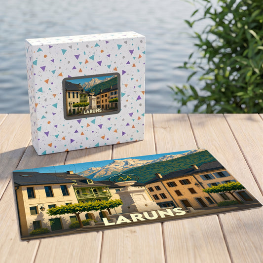 Puzzle souvenir de la ville de Laruns avec une illustration stylisée de sa place et des montagnes.