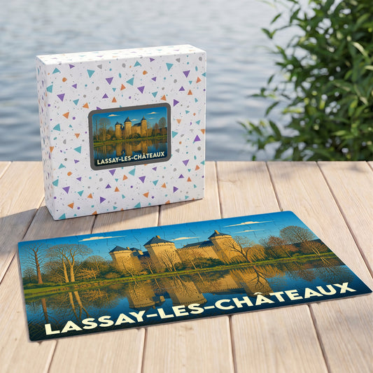 Puzzle souvenir de la ville de Lassay-les-Châteaux avec une illustration stylisée de son château et de son reflet sur l'eau.