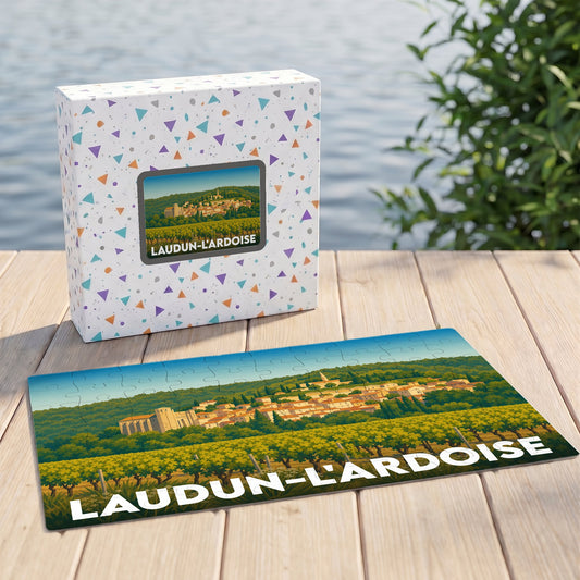 Puzzle souvenir de la ville de Laudun-l'Ardoise avec une illustration stylisée de son paysage et de ses vignobles.