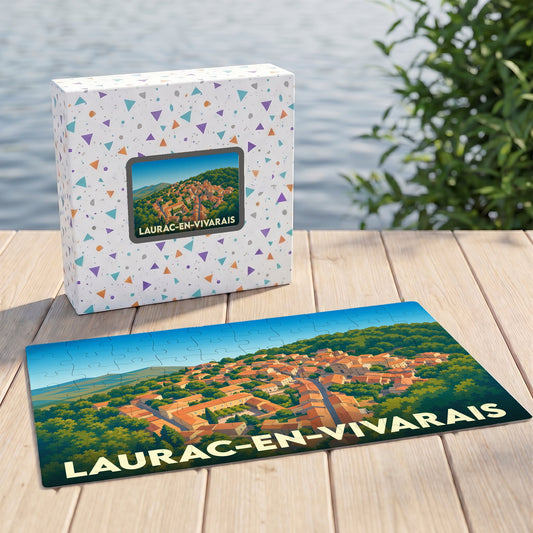 Puzzle souvenir de la ville de Laurac-en-Vivarais avec une illustration stylisée d'un village niché dans une colline verdoyante.